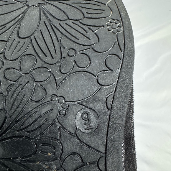 Centro Point Women’s Toe Ring Strap Black Textured Flat Sandals - Picture 7 of 7